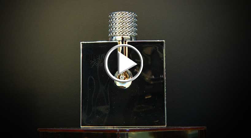 Perfume Holding lancia Liu Jo Gold